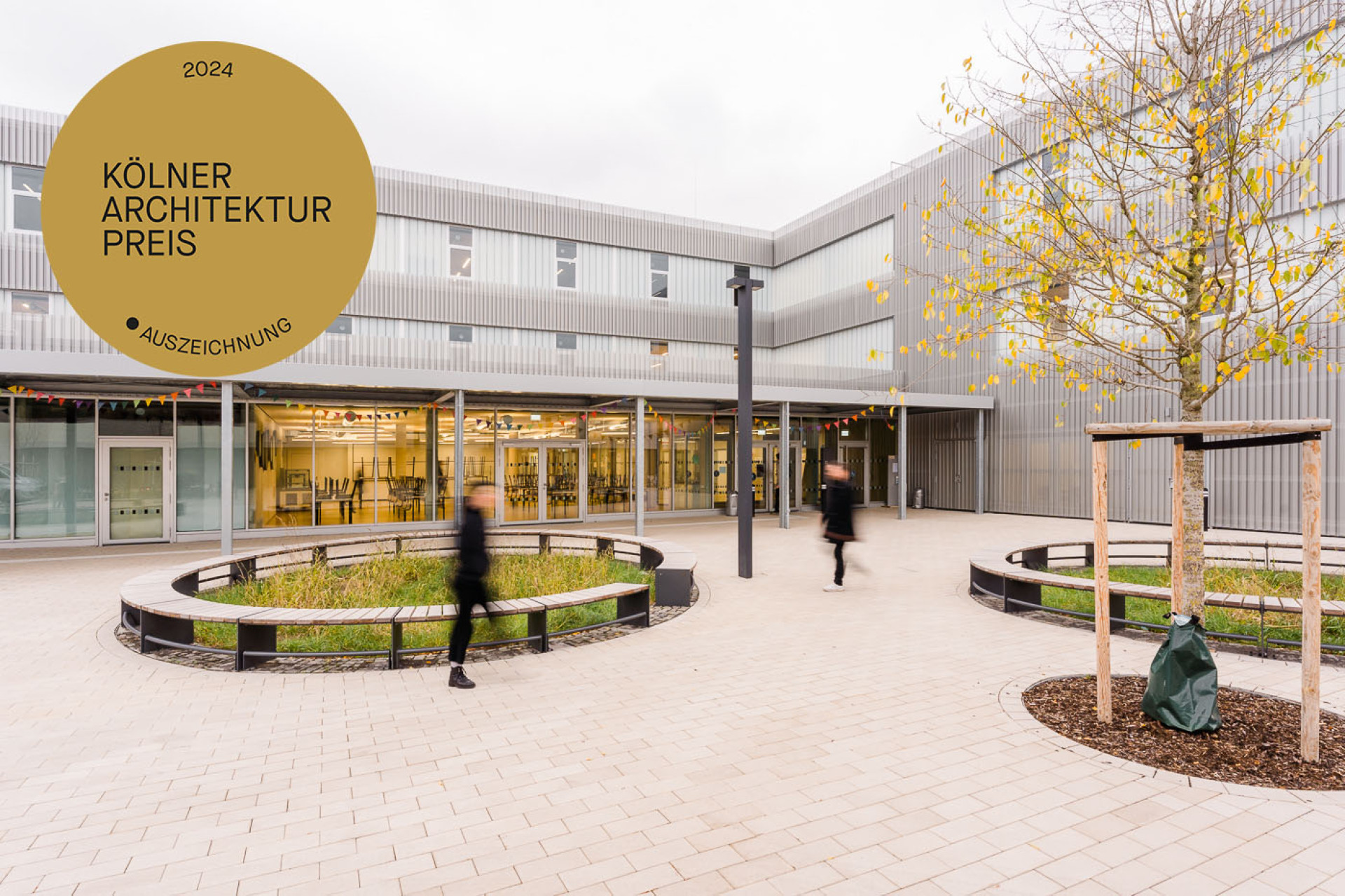 Modernes Gebäude mit Gartenbereich, Kölner Architekturpreis 2024, aktive Passanten und innovative Gestaltung.