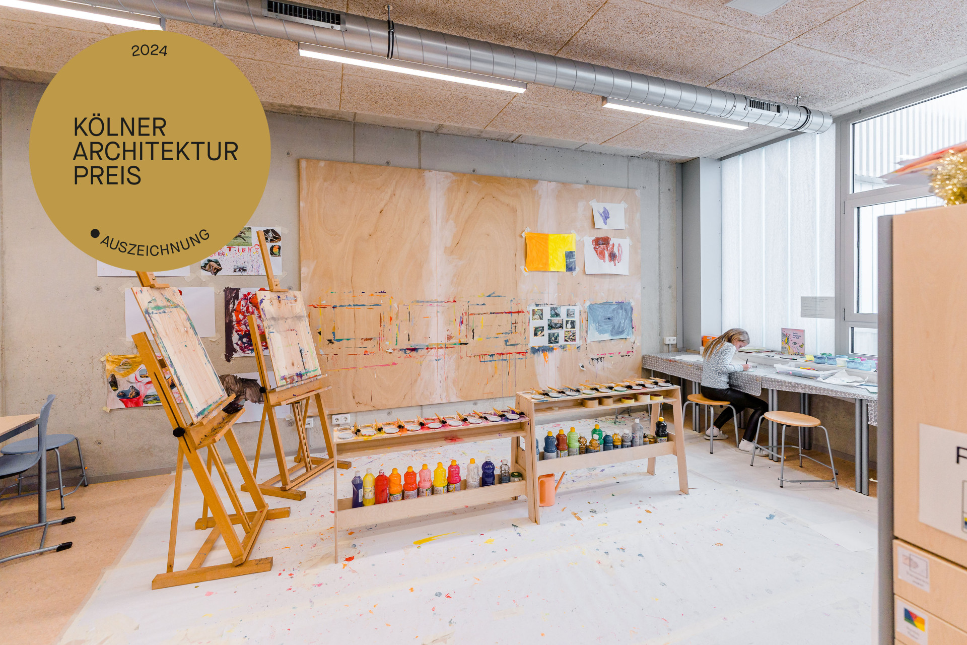 Ein kreativer Raum mit Malutensilien für den Kölner Architekturpreis 2024.