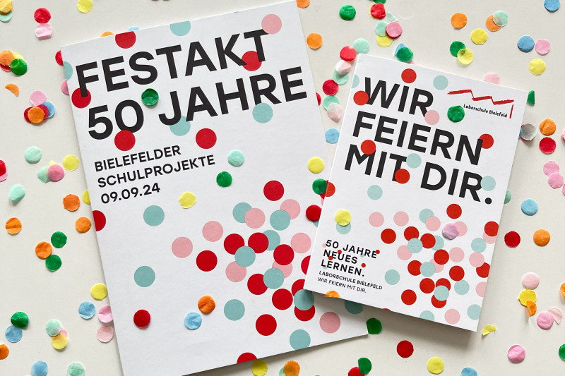 Einladungen zum 50-jährigen Fest, umgeben von bunten Konfetti-Details.