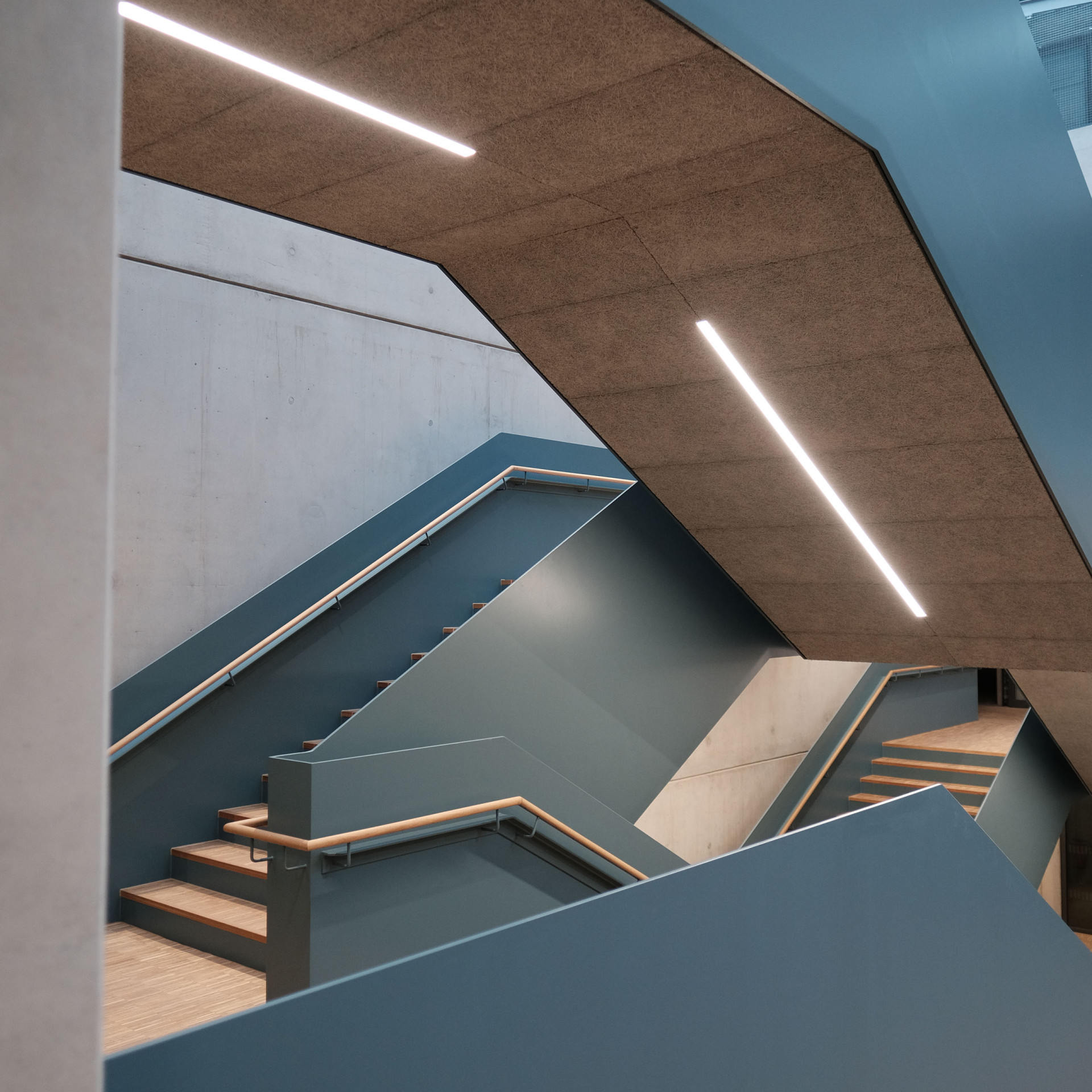 Futuristische Treppen mit klaren Linien und sanften Beleuchtungen in moderner Architektur.