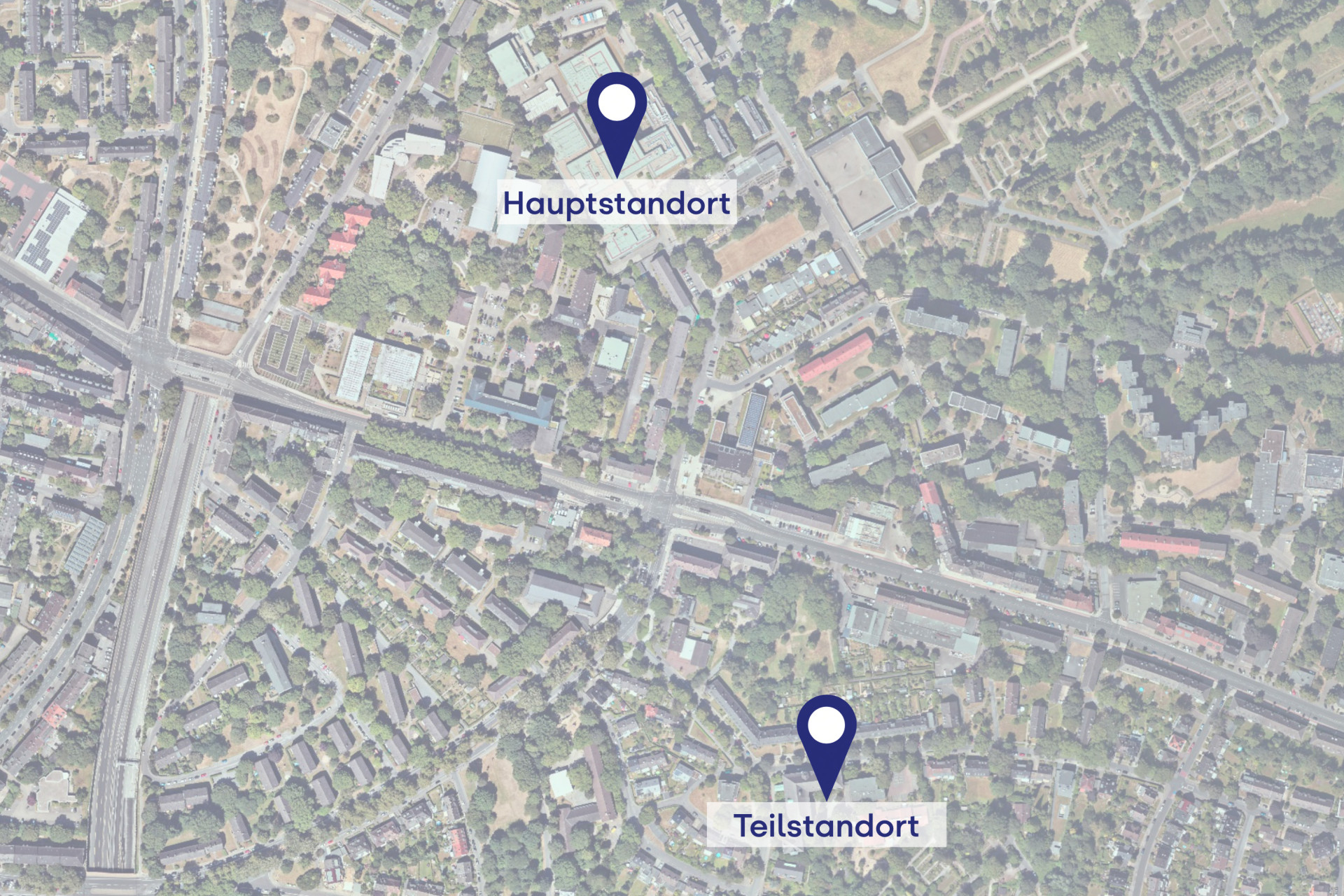Lageplan mit Haupt- und Teilstandort, umgeben von Wohngebieten und Straßen.